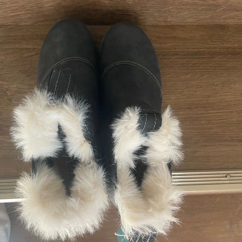 Women's Gray Fur-Lined Boots - Picture 5 of 5